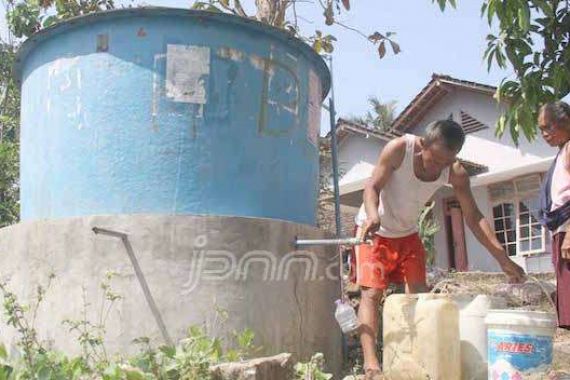 Kekeringan Melanda, Air Bersih Mulai Langka - JPNN.COM