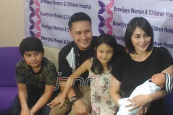 Melahirkan Anak Ketiga, Fenita Arie Sempat Ingin Menyerah - JPNN.COM
