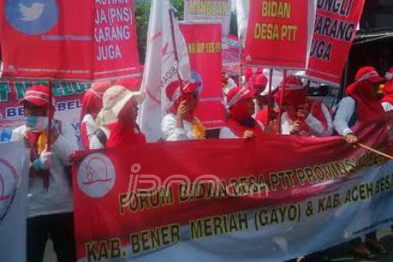 Belum Bertemu Jokowi, Bidan Desa Tetap Bertahan di Depan Istana - JPNN.COM
