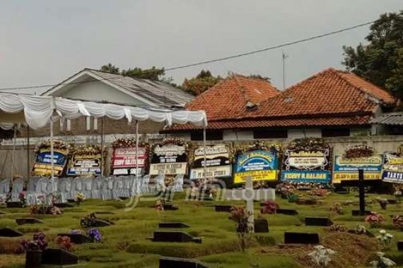 Pemakaman Molor, Karangan Bunga Sudah Berdatangan di Makam Eddy Silitonga - JPNN.COM