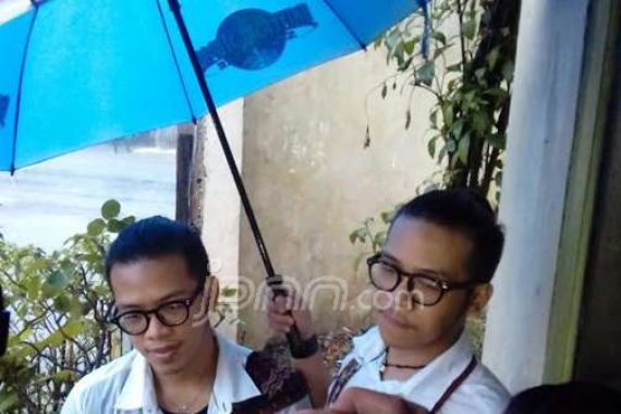 Hujan Deras Iringi Pemakaman Eddy Silitonga, Si Kembar: Supaya Adem - JPNN.COM