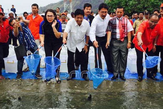 Ekonomi Kerakyatan Harus Berkembang di Danau Toba - JPNN.COM