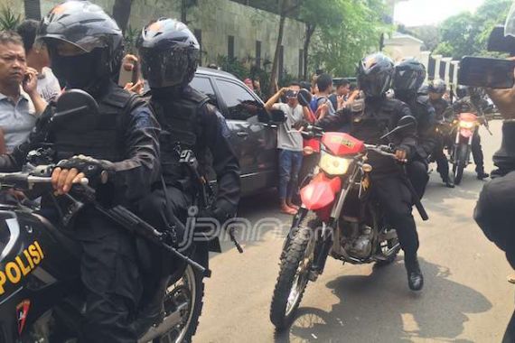 Polisi Masuk, Dua Penyandera Dibekuk - JPNN.COM