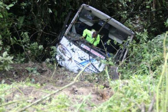 Bus Berisi 42 Mahasiwa Unimed Masuk Jurang di Karo - JPNN.COM