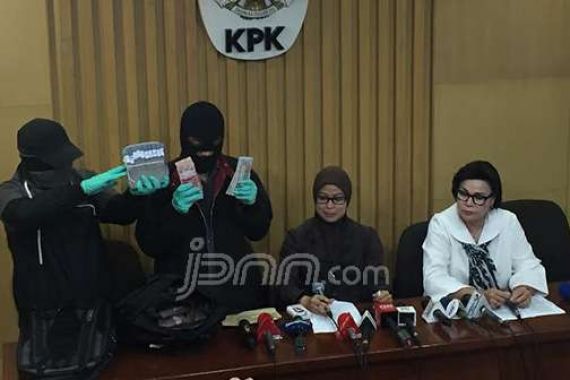 Uang Suap Pengusaha Biayai Ibadah Haji Bupati Banyuasin dan Istri - JPNN.COM