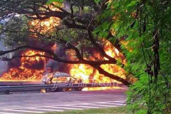 Kebakaran Hebat di Tol Sidoarjo, 1 Orang Meninggal Dunia - JPNN.COM