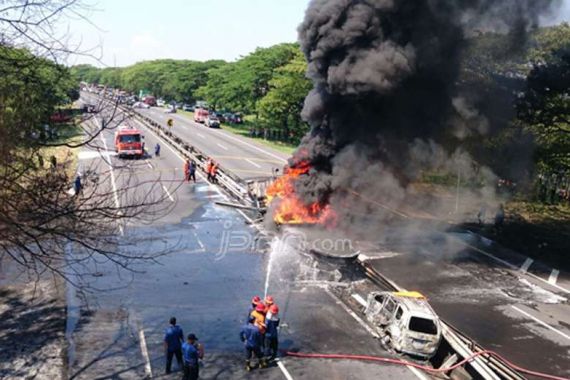 Kebakaran di Tol Sidoarjo, Sempat Terdengar 2 Kali Ledakan - JPNN.COM