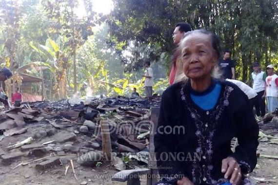 Bakar Obat Nyamuk, Mbah Karti Kehilangan Rumah - JPNN.COM