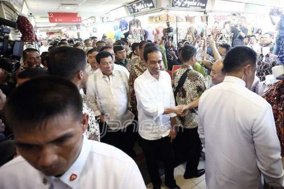 Temani Jokowi ke Tanah Abang, Duterte Sibuk Lihat Baju Tentara - JPNN.COM