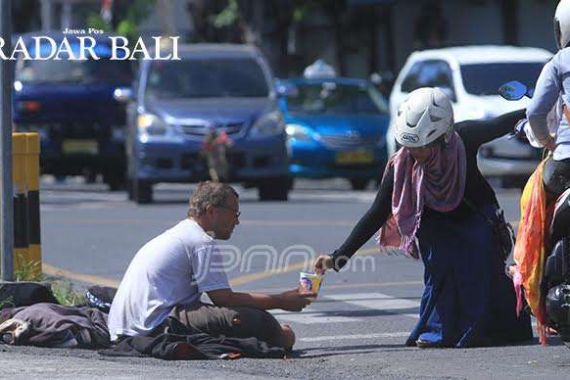 Bule Jerman Mengemis di Kuta, Satpol PP Diam Saja - JPNN.COM