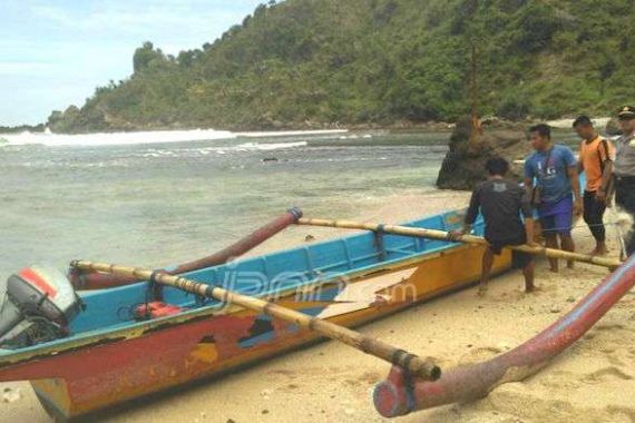 Rombongan Pesantren Mandi di Laut Selatan, Tiga Santri Hilang Terseret Ombak - JPNN.COM