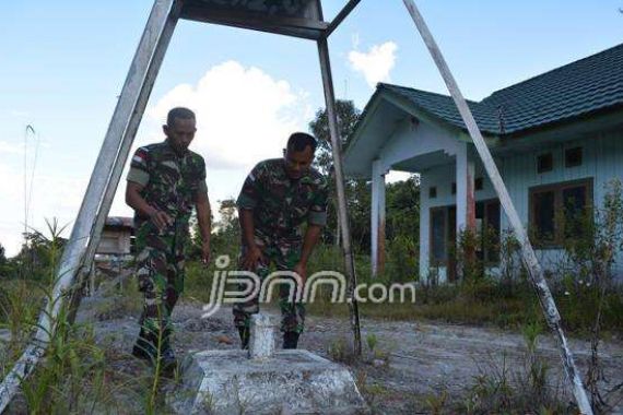 Tugas Ganda Prajurit TNI, Jaga Perbatasan dan Mengajar di Kelas - JPNN.COM