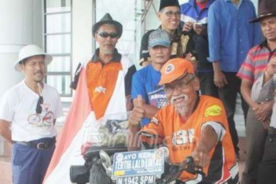 Usia 74 Tahun, Mbah Tik Gowes Keliling Indonesia dan 3 Negara - JPNN.COM