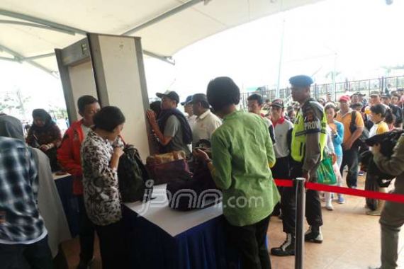 GBLA Mulai Padat, Paspampres Screening Ketat - JPNN.COM