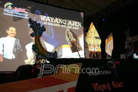 Wayang Ajen di Festival Pasar Terapung Bikin Wisatawan Kesengsem - JPNN.COM