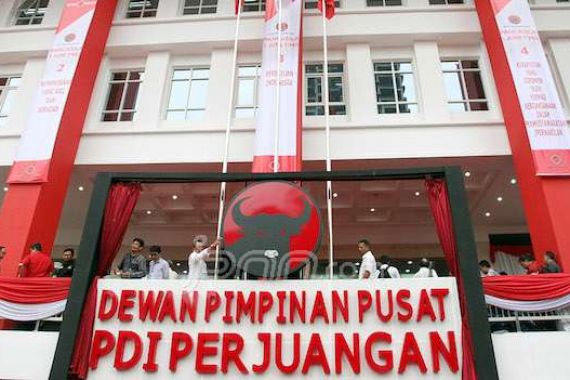 Datangi Kantor DPP PDIP, Pendukung Risma Doakan Bu Mega - JPNN.COM