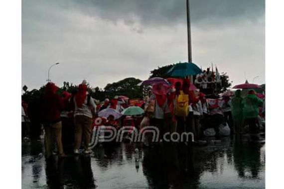 Demo ‎Diwarnai Hujan Deras, Bidan PTT Teriak Kegirangan - JPNN.COM