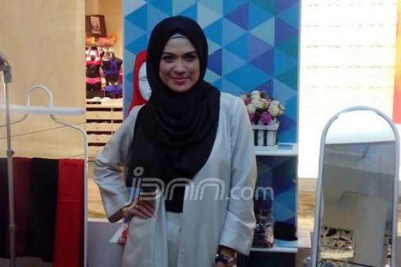 Awalnya Coba-coba, Kini Si Cantik ini Mantap Geluti Bisnis Hijab - JPNN.COM