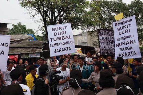 Warga Bantaran Ciliwung di Bukit Duri Merasa Jadi Tumbal Pembangunan DKI - JPNN.COM