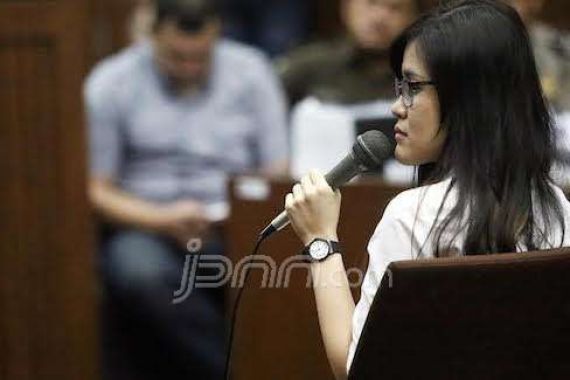 Saat Malam, Jessica Dipelototin Perwira Polisi, Bilangnya: Kamu Tipe Saya Banget - JPNN.COM