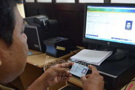 Perekaman Data e-KTP 87 Ribu Warga Sragen Tersendat - JPNN.COM