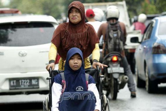 Perjuangan Ibu Mengantar Anaknya dengan Kursi Roda ke Sekolah - JPNN.COM
