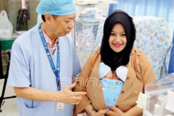 Alhamduillah, Ibu yang Melahirkan 4 Bayi Kembar Boleh Pulang - JPNN.COM