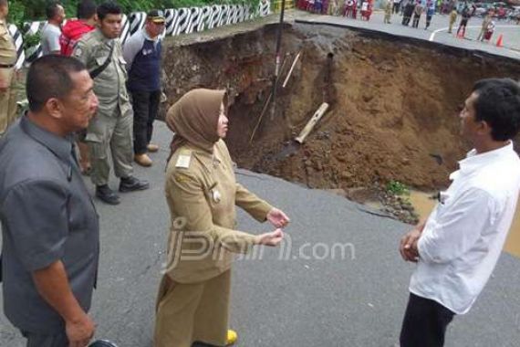 Tengah Malam, Jembatan Penghubung Jabar-Jateng Tiba-Tiba Ambrol - JPNN.COM