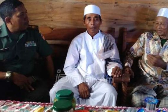 Dianggap Berhaji Palsu, Pak Haji Mistis Tetap Kedatangan Tamu - JPNN.COM