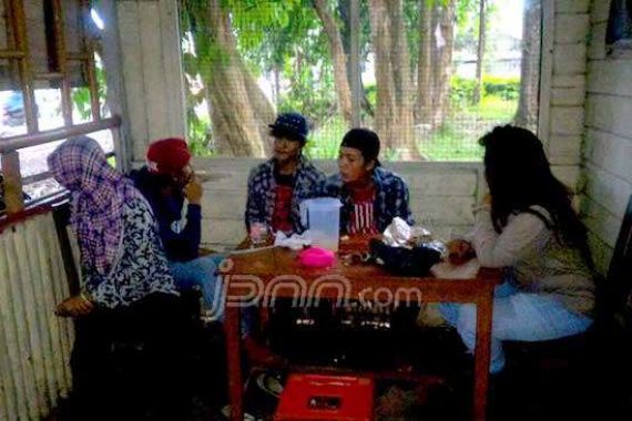 JK Punya Warung Miras, 8 Remaja Terjaring Razia - JPNN.COM