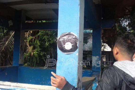 Penyerang Kapolsek Tangerang Bawa Bom dan Stiker ISIS - JPNN.COM