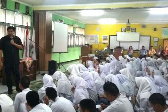 Bang Ara Semangati Ratusan Pelajar dengan Pesan Jokowi - JPNN.COM