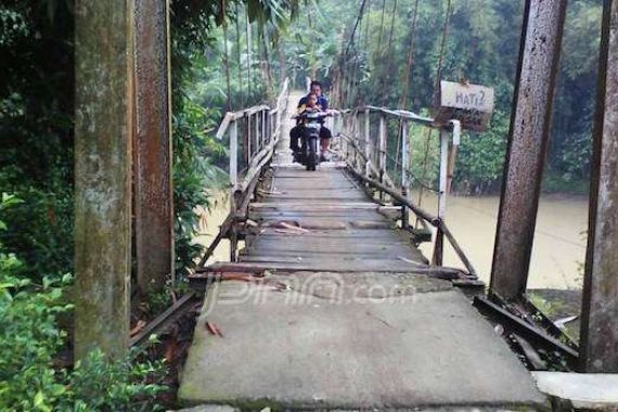 Kasihan, Warga Dusun Ini Sudah Puluhan Tahun Mendambakan Jembatan Gantung - JPNN.COM