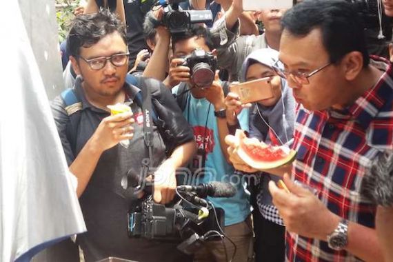 Asyik, Warga Jagakarsa Ditraktir Pak Ahok Makan Rujak - JPNN.COM