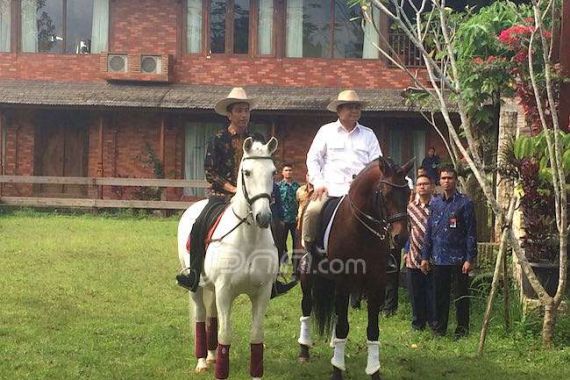 Cihui... Lihat Nih Jokowi dan Prabowo Naik Kuda Bareng - JPNN.COM