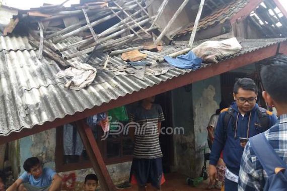 Ahok Temui Warga Penghuni Rumah Reyot, Ini Tawarannya... - JPNN.COM