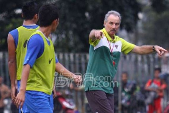 Pantau Calon Lawan, Alfred Riedl Sebar Mata-mata - JPNN.COM