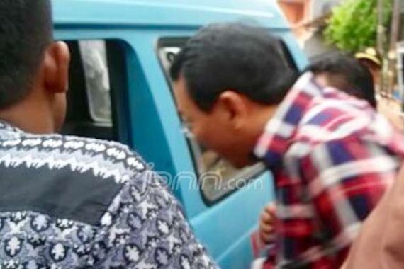 Ahok Terpaksa Dievakuasi Pakai Angkot, Nih Fotonya - JPNN.COM