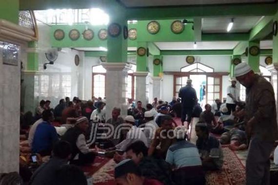Lihat Nih, Massa Aksi Bela Islam Sudah Penuhi Masjid Dekat Markas FPI - JPNN.COM