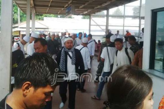 Lihat! Stasiun dan KRL Dipenuhi Massa Pakai Peci dan Baju Muslim - JPNN.COM