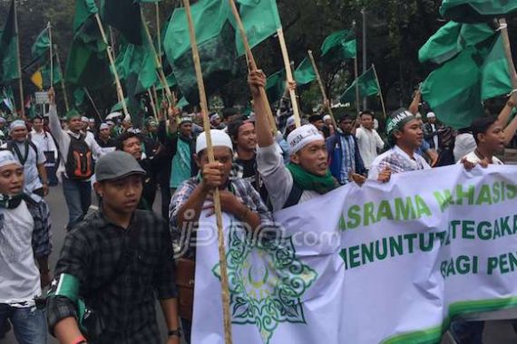 Jelang Salat Jumat, Kelompok Massa Terus Berdatangan ke Istiqlal - JPNN.COM