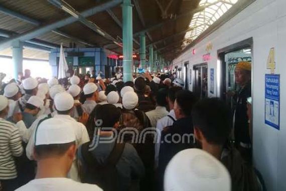 Please..Massa Demo Bela Islam Jangan Turun di Stasiun Juanda - JPNN.COM