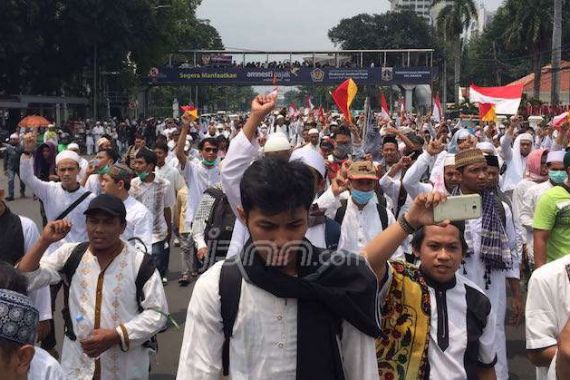 Massa Aksi Bela Islam Putihkan Seputaran Monas - JPNN.COM