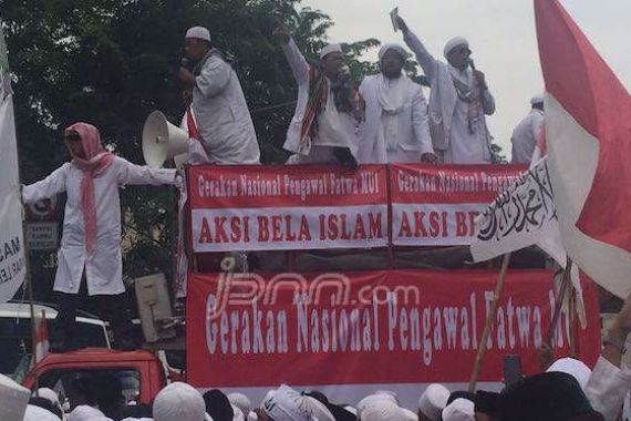 Azan Berkumandang, Massa Aksi Bela Islam Langsung Tenang - JPNN.COM