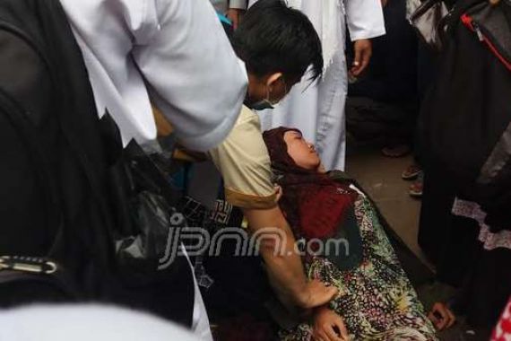 Di Depan Kantor Ahok, Ibu ini Jatuh Pingsan - JPNN.COM