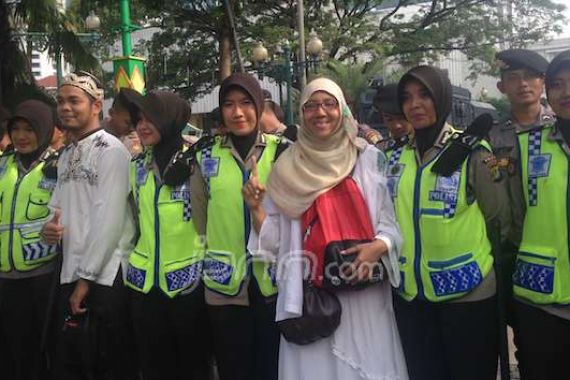 Silakan Berfoto Bareng Polwan-Polwan Berjilbab - JPNN.COM