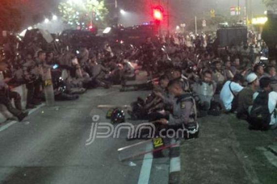 Polisi pun Terbaring, Lelah Usai Mengawal Demo Ricuh, Nih Penampakannya - JPNN.COM