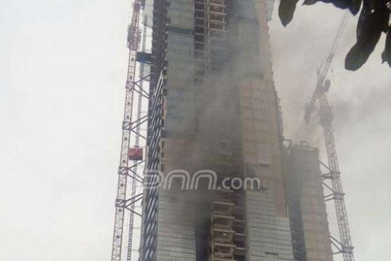 Apartemen Masih Dibangun Dilalap Api - JPNN.COM