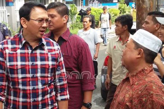 Ahok Blusukan Lagi, di Petojo Disambut Pak Haji - JPNN.COM