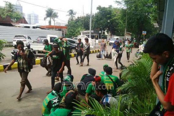 Hamdalah, Pak Polisi Beri Bonek Makan Siang - JPNN.COM